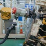 Kolaborasi Manusia Dan Robot Di Pabrik
